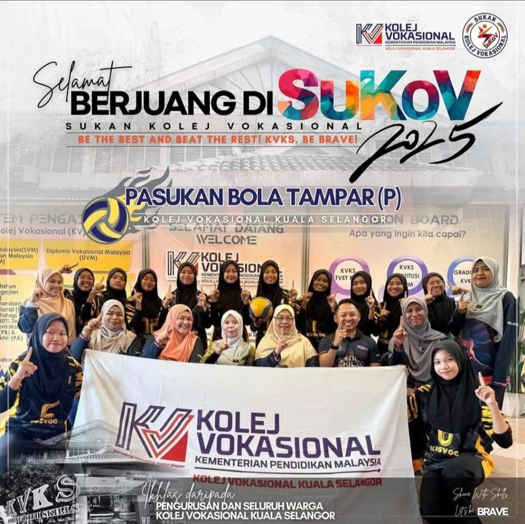 Poster “Selamat Berjuang di SuKov 2025” bagi Pasukan Bola Tampar (Perempuan) Kolej Vokasional Kuala Selangor. Terdapat sekumpulan pelajar perempuan dan pensyarah bergambar bersama kain rentang “Kolej Vokasional Kementerian Pendidikan Malaysia”. Poster turut memaparkan logo SuKov 2025 dan slogan “Be the best and beat the rest! KVKS, be brave!” sebagai simbol sokongan kepada kontinjen kolej.